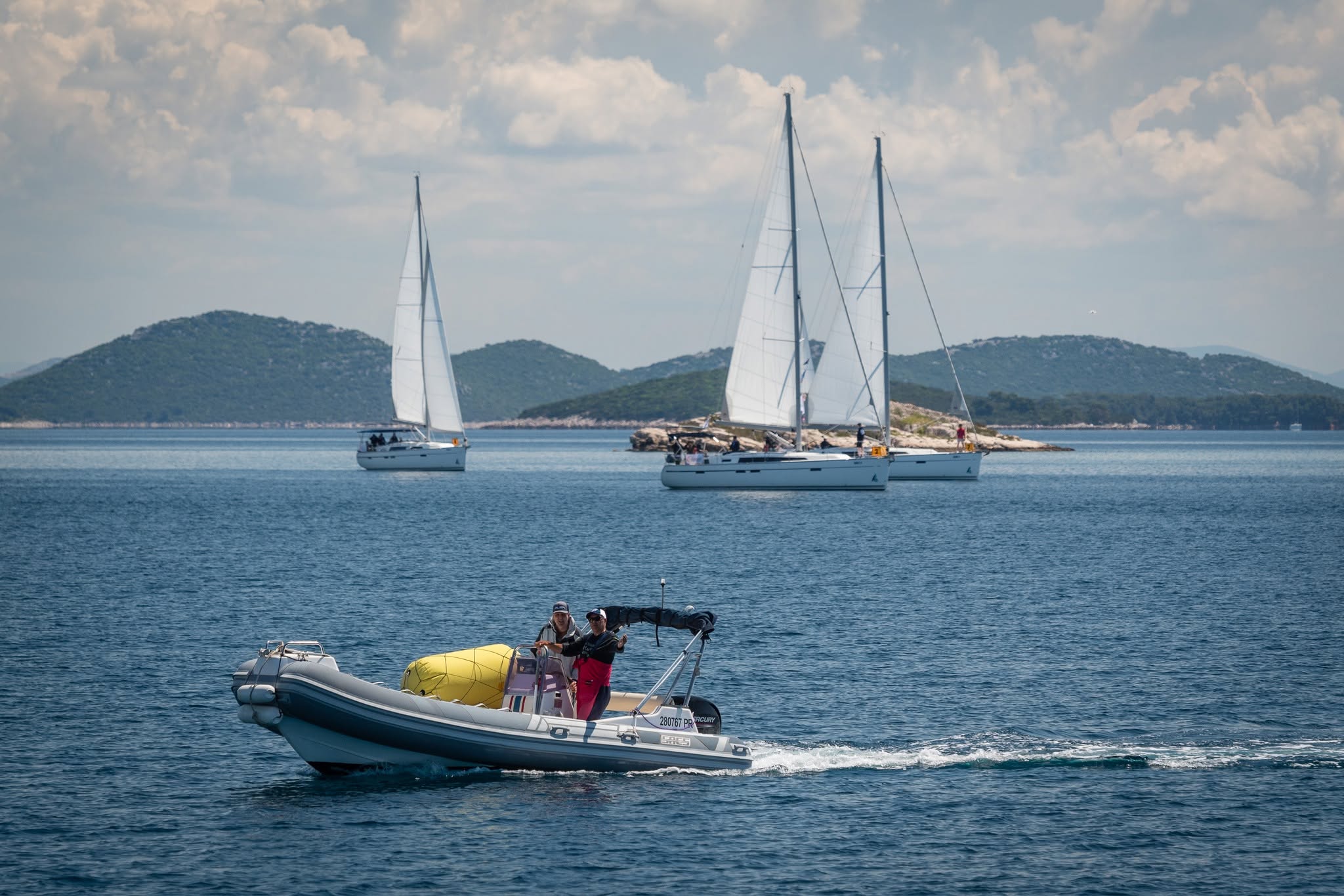 Rozhodcovský čln s pretekovou bójou počas regaty Gentleman Sailing