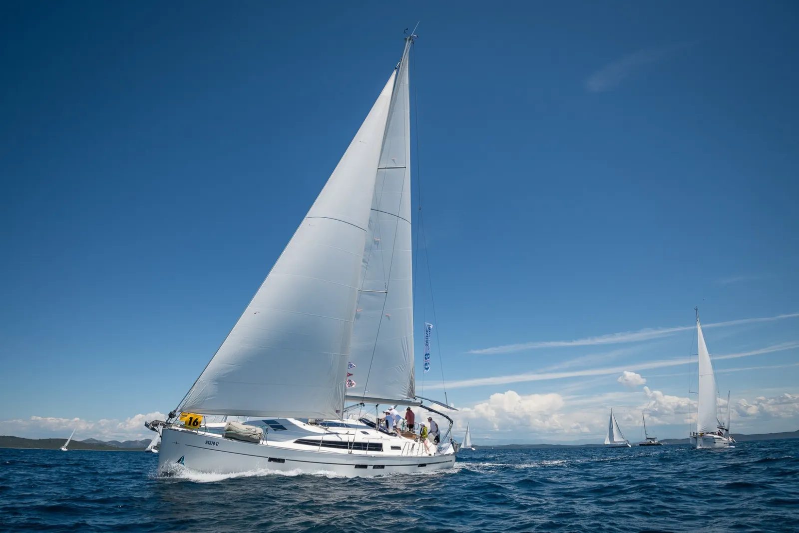 Loď Gentleman Sailing pod plnými plachtami