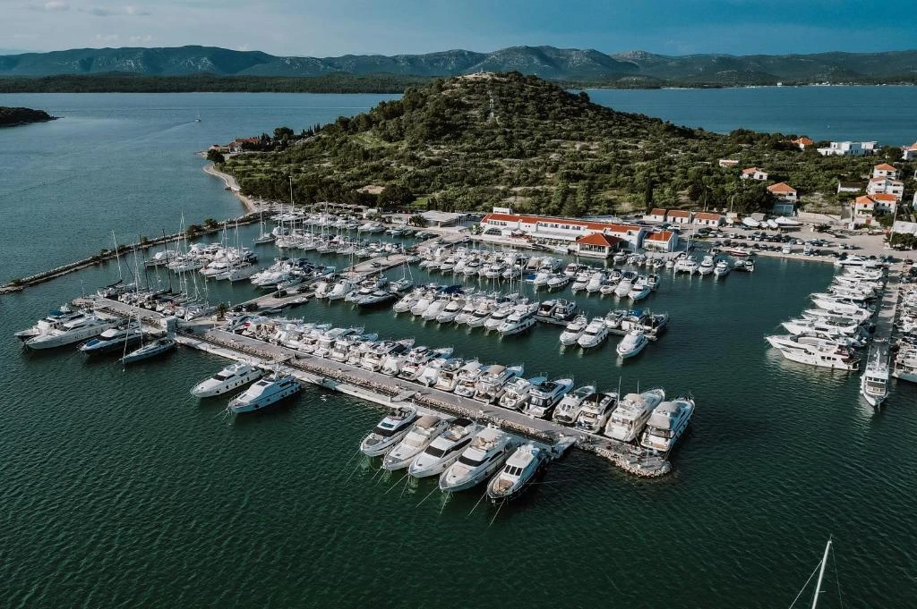Marina Hramina a Šibenské akvatórium z výšky